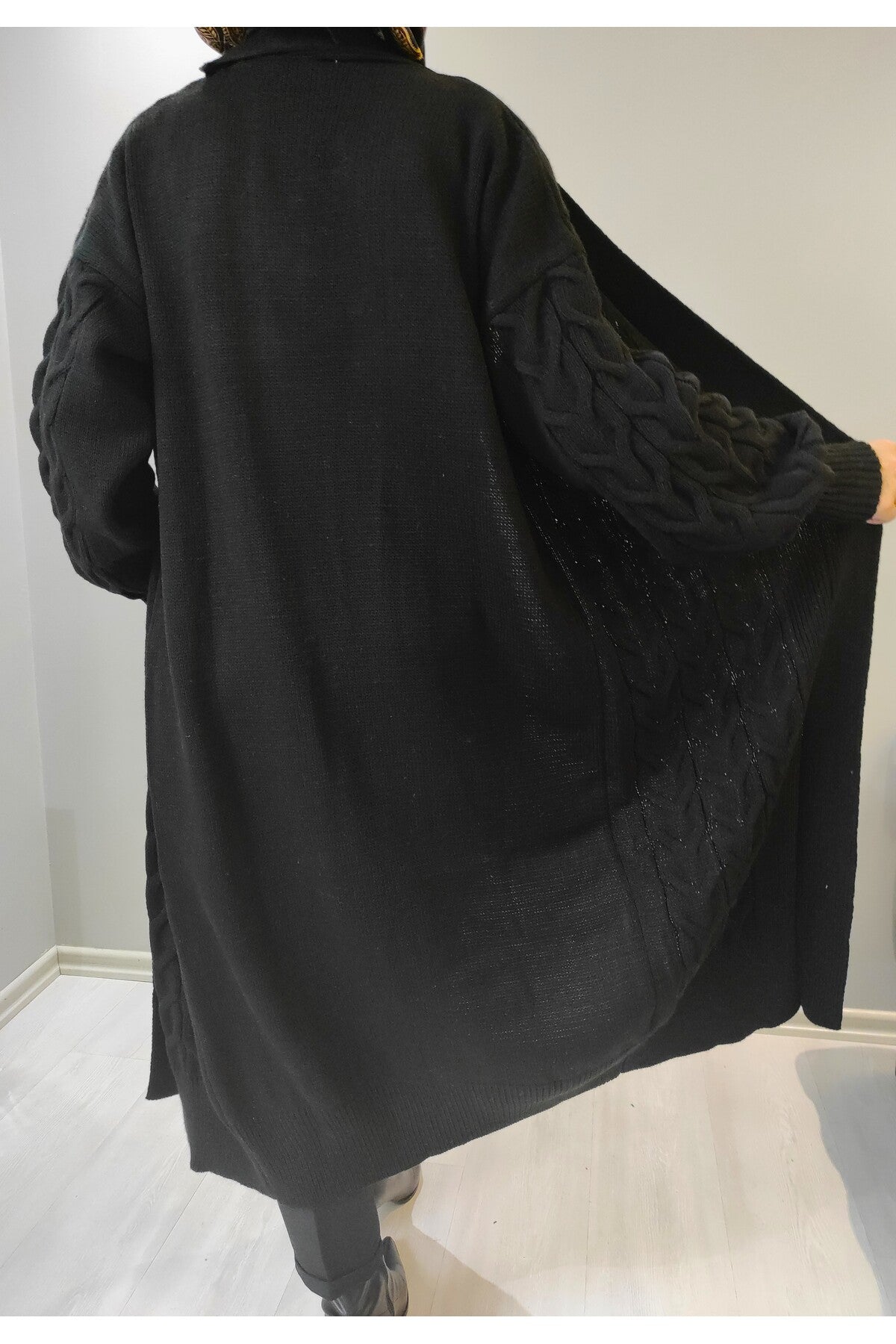 Kadın Uzun Oversize Triko Hırka – Saç Örgüsü Detaylı, Yün/Akrilik Karışım - Siyah